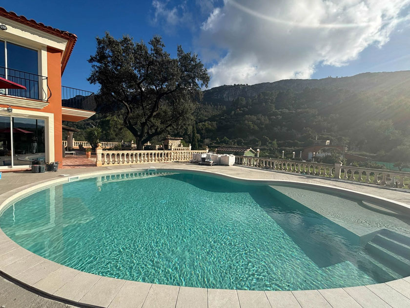 Piscina formas curvas reformada con liner 2026